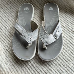 Clarks Cloudsteppers women’s sandals white size 9